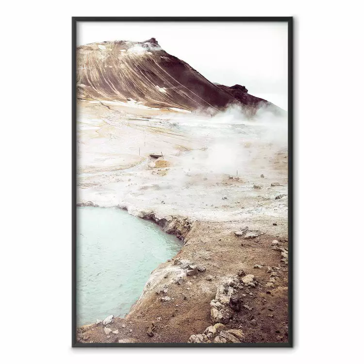 Nebelpfad - Landschaft von Bergen und Wasser in warmen Farben