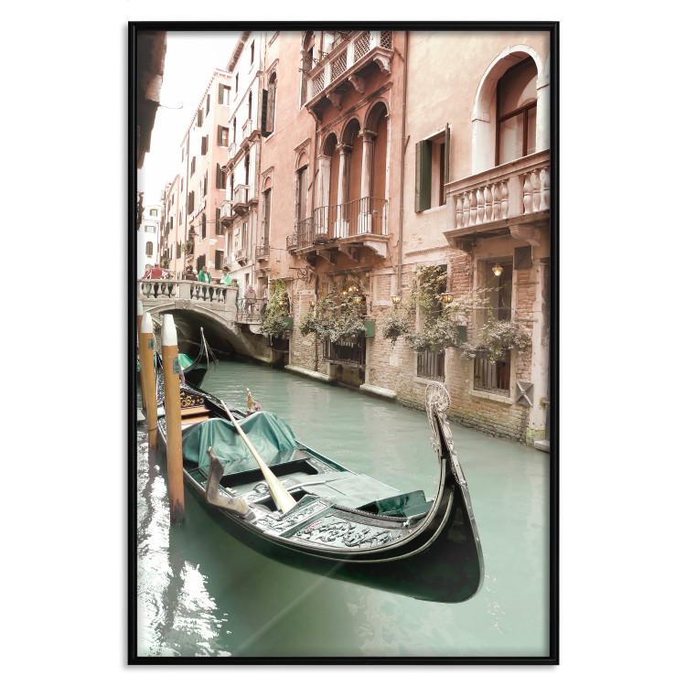 Venezianische Erinnerung - Fluss und Boote vor städtischer Architektur