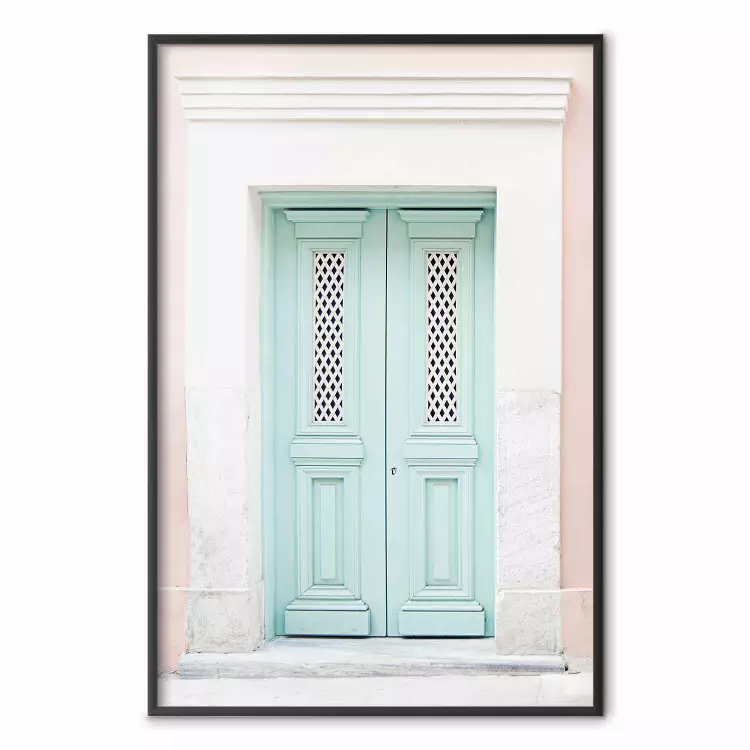Minzige Einladung - Türkise Tür vor pastellfarbener Architektur
