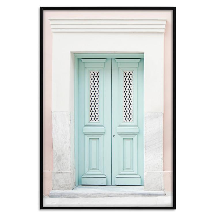 Minzige Einladung - Türkise Tür vor pastellfarbener Architektur