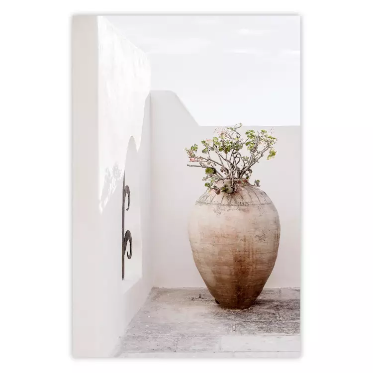 Steinerne Stille - Vase mit grüner Pflanze vor heller Architektur
