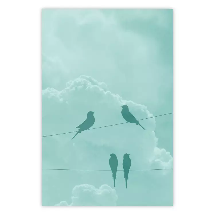 Türkisfarbener Himmel - Abstrakte Vögel vor hellem Himmel und Wolken