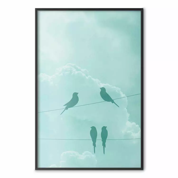Türkisfarbener Himmel - Abstrakte Vögel vor hellem Himmel und Wolken