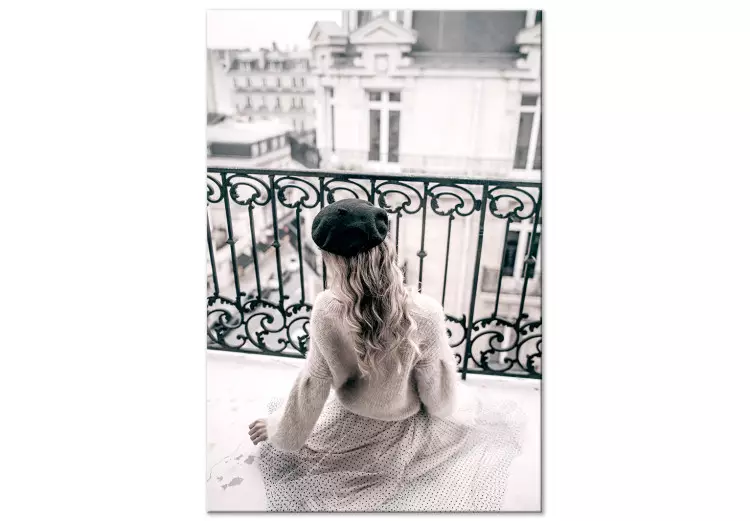 Mai-Traum (1-teilig) Hochformat - Frau auf einem Balkon in Paris