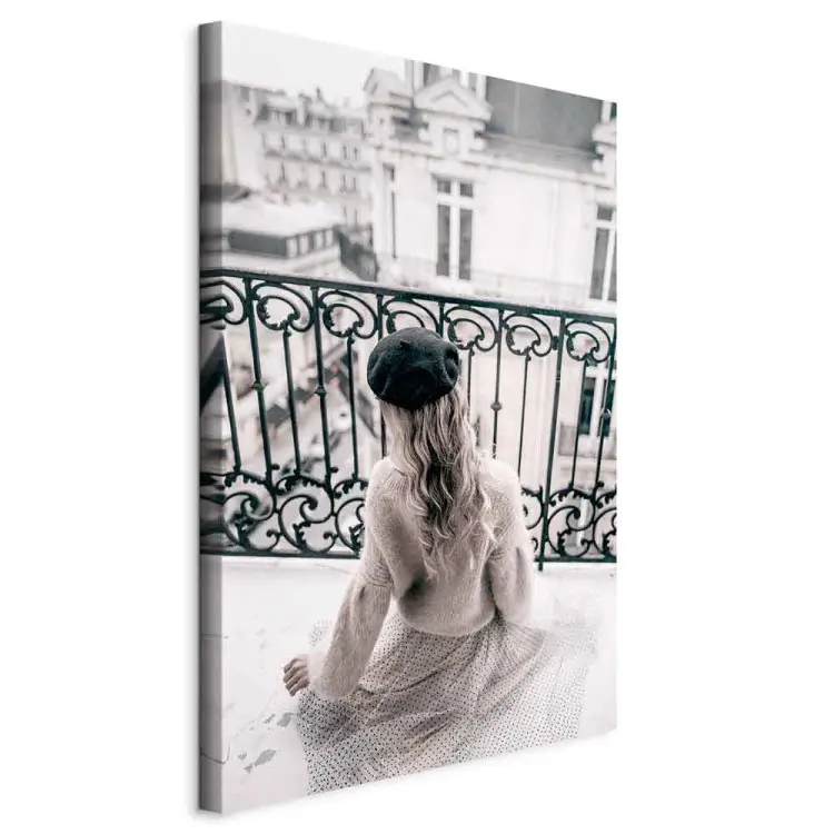 Mai-Traum Hochformat - Frau auf einem Balkon in Paris