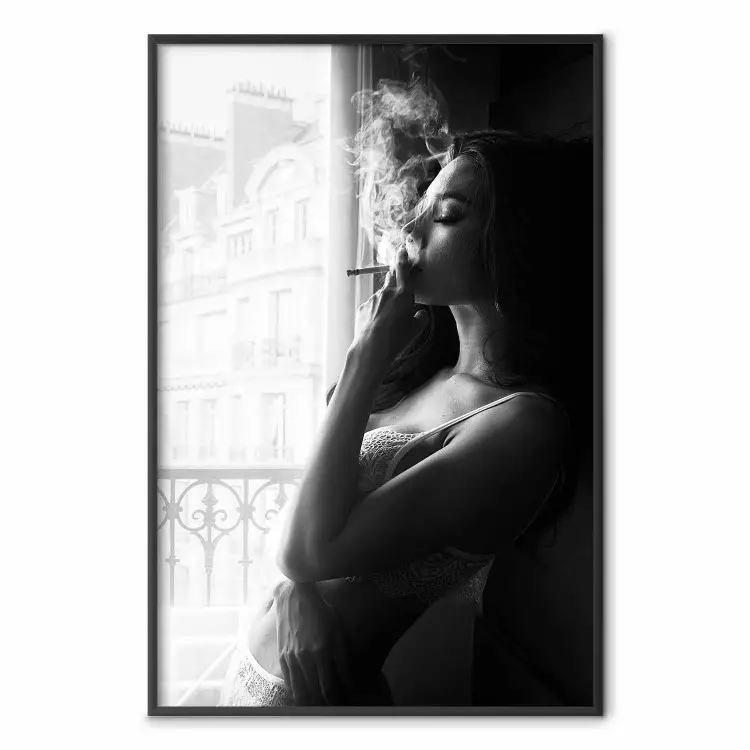 Entzückender Moment - Schwarz-weißes Foto rauchende Frau