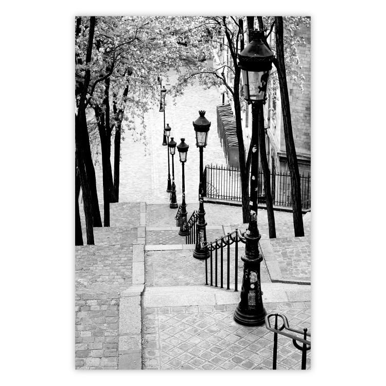 Montmartre - Schwarz-weißes Straßenbild mit vielen Laternen
