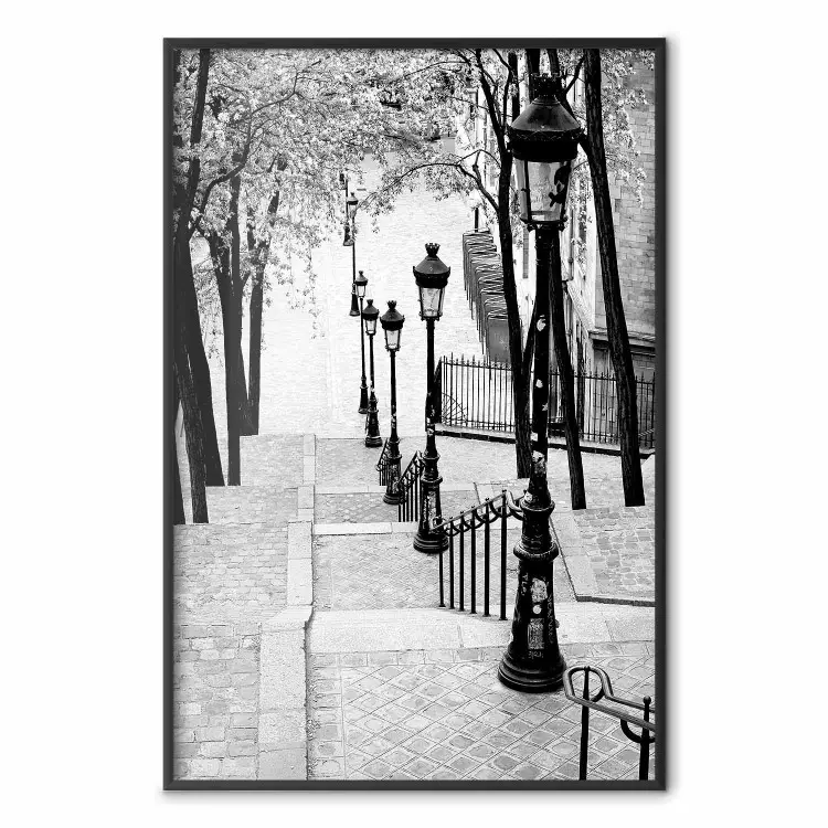 Montmartre - Schwarz-weißes Straßenbild mit vielen Laternen