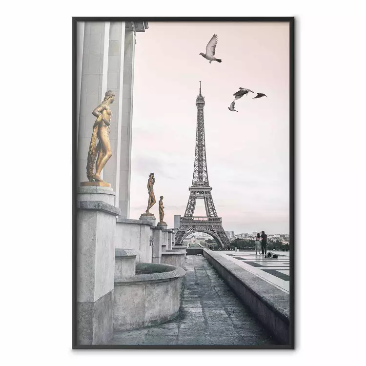 Flug zur Freiheit - Gebäude mit goldenen Skulpturen vor dem Eiffelturm