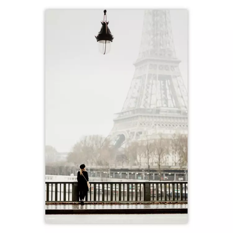 Raum ruhiger Momente - Frau vor dem Eiffelturm in Paris