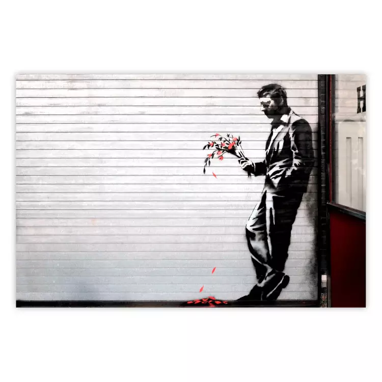 Verliebt - Mann mit Blumen vor weißem Tor im Banksy-Stil
