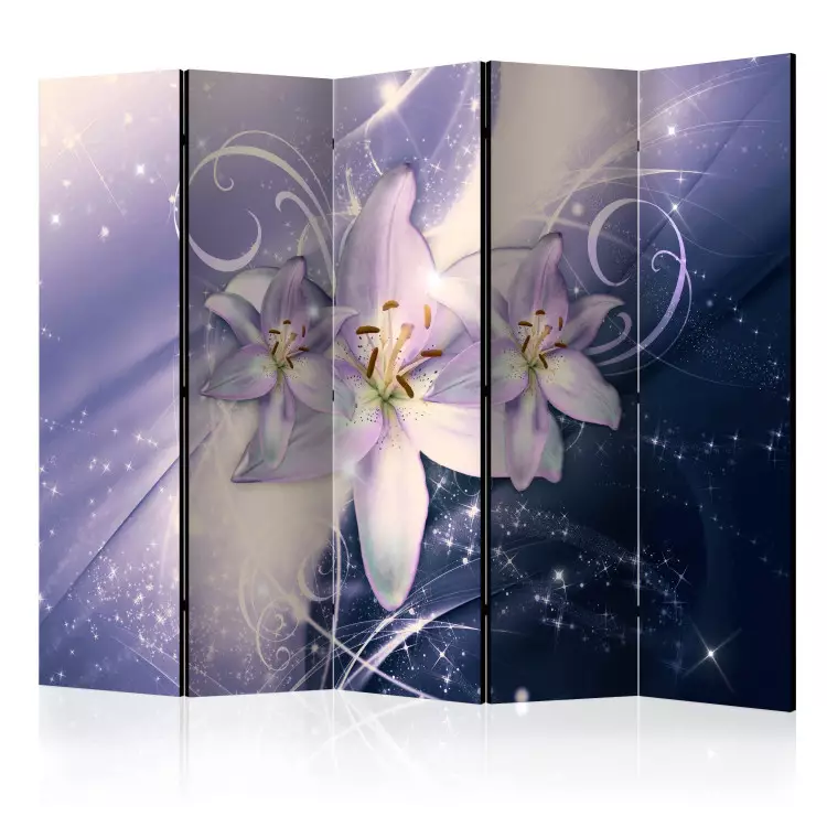 Wintergalaxie II - Lilienblume auf abstraktem lila Hintergrund