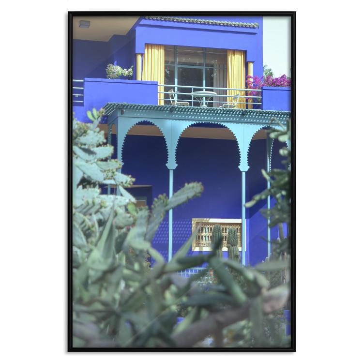 Majorelle Garten - Luxuriöses blaues Gebäude mit Säulen und Garten
