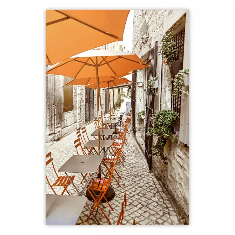 Sommermorgen - Restauranttische und Straße in italienischer Stadt