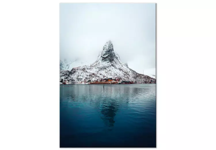 Identität der Schönheit - Winterlandschaft mit Berg über Wasser