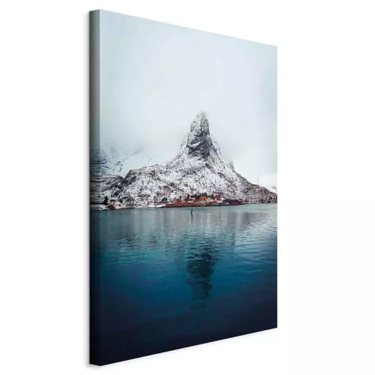 Identität der Schönheit - Winterlandschaft mit Berg über Wasser