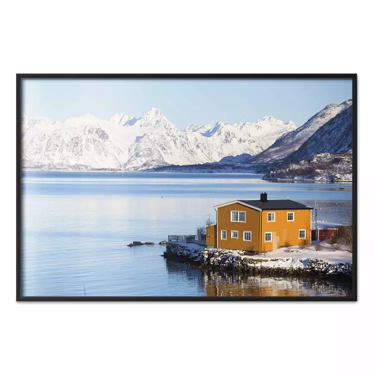Stille und Frieden - Gelbes Haus am See vor Bergen