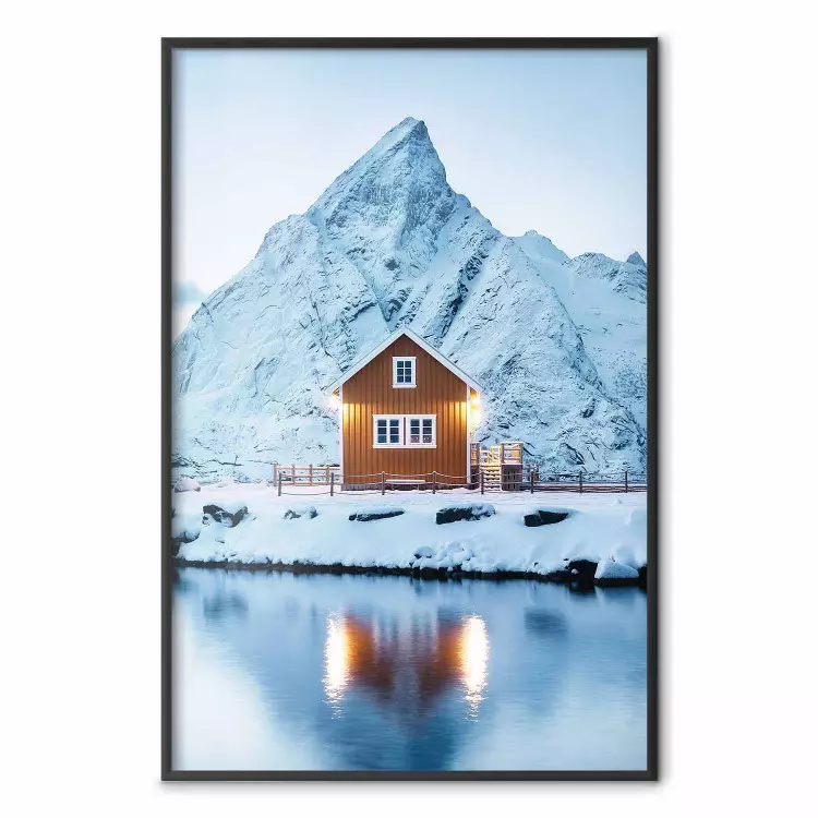Hütte in Norwegen - Winterliche Hütte vor Berg