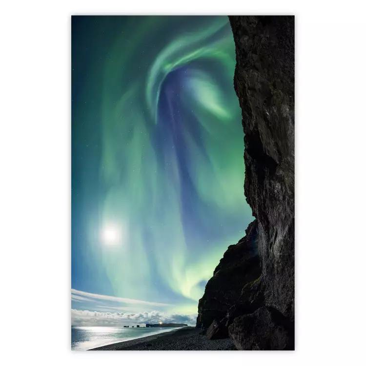 Naturwunder - Malerische Nordlichter am Himmel zwischen hohen Klippen
