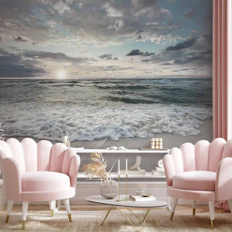 Ruhiger Strand - Sonnenuntergangslandschaft am Meer mit Wellen