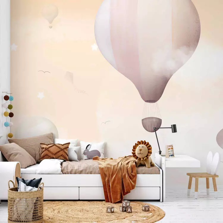 Landschaft für Kinder - Ballons auf Hintergrund mit weißen Wölkchen