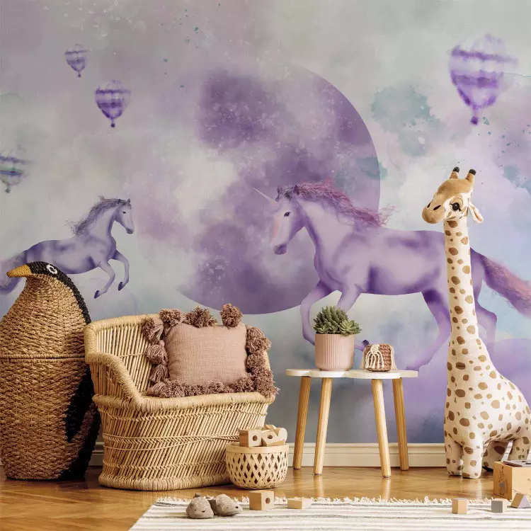Abstraktion für Kinder - Motiv märchenhafte Tiere auf lila Hintergrund