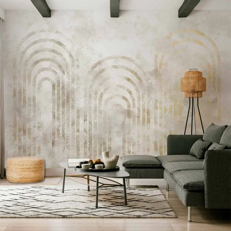 Goldene Säulen - geometrische Formen auf beigem Hintergrund