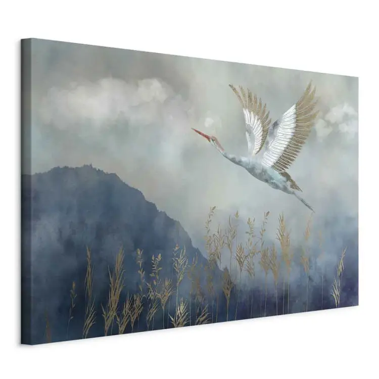 Reiher im Flug - Vogel vor nebelverhangenen Bergen