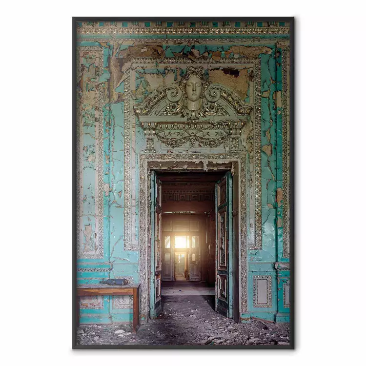 Historische Dekoration - verzierter Eingang in verlassenem Gebäude
