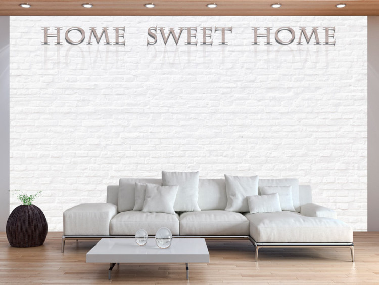 Vliestapete Home sweet home - Beiger Schriftzug mit Spiegelung auf weißem Ziegel 60884