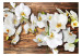 Fototapete Waldbewohnte Orchidee - natürliche weiße Blumen auf dunklem altem Holz 60306 additionalThumb 1