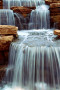 Fototapete Schönheit der Natur - Wasserfälle die über Felsen fließen 60056