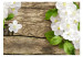 Fototapete Natur - Raues Holz umgeben von weißen Blumen mit grünen Blättern 60728 additionalThumb 1